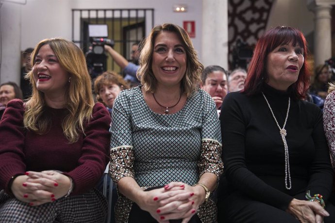 La secretaria general del PSOE-A, Susana Díaz (c) junto a la secretaria general del PSOE de Sevilla, Verónica Pérez (i) y Micaela Navarro (d), este viernes en Sevilla