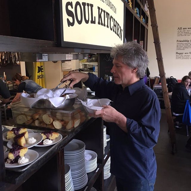 Bon Jovi tiene dos comedores comunitarios dignos donde las personas reciben comida a cambio de voluntariado o una donación