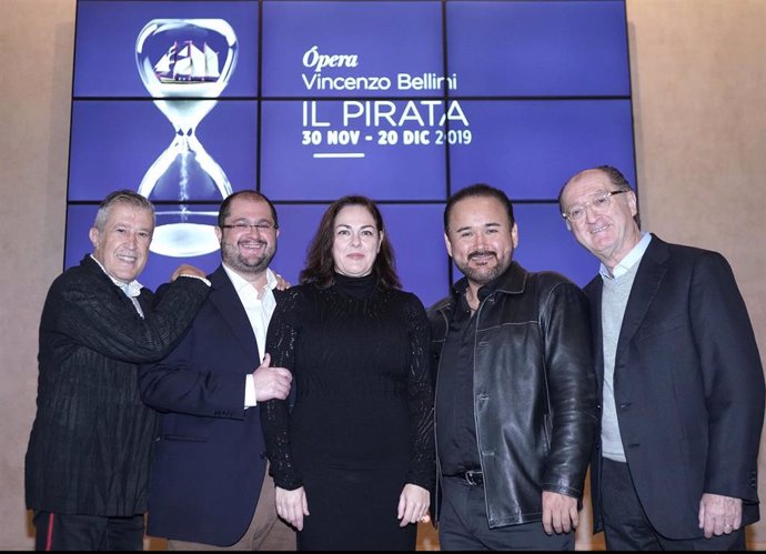 Emilio Sagi, Celso Albelo, Yolanda Auyanet, Javier Camarena y Maurizio Benini durante la presentación de 'Il pirata' en el Teatro Real.