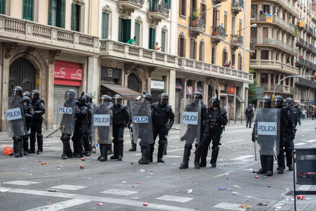 Agentes de la Policía Nacional forman una fila para cargar en la Vía Layetana durante la manifestación organizada por los sindicatos Intersindical-CSC e IAC , en Barcelona (Cataluña, España), a 18 de octubre de 2019.