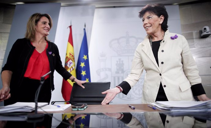 La ministra per a la Transició Ecolgica en funcions, Teresa Ribera, i la ministra Portaveu, Isabel Celaá, ofereixen una roda de premsa després del Consell de Ministres a La Moncloa