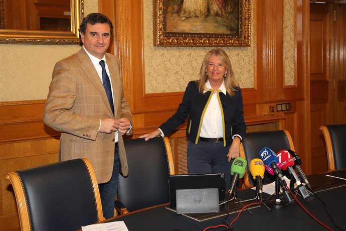 La alcaldesa de Marbella (Málaga), Ángeles Muñoz, y el delegado de Hacienda, Félix Romero, en rueda de prensa