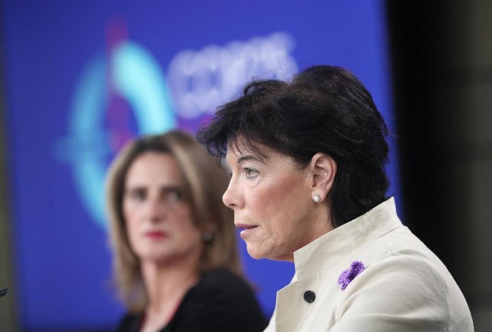 La ministra para la Transición Ecológica en funciones, Teresa Ribera, y la ministra Portavoz, y de Educación y Formación Profesional en funciones, Isabel Celaá, ofrecen una rueda de prensa tras el Consejo de Ministros en Moncloa, en Madrid (España), a 2