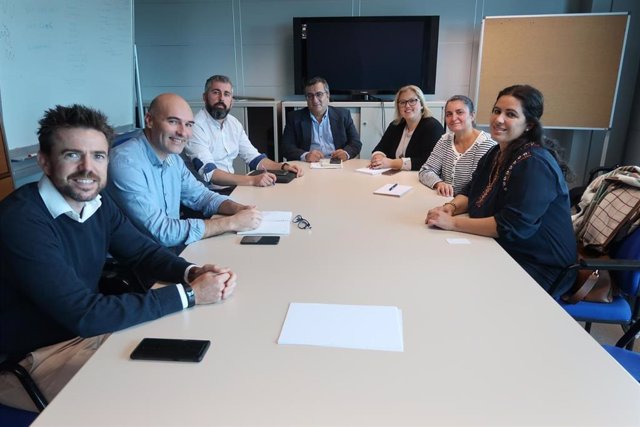 El director general de Planificación, Ordenación y Centros, Antoni Morante, con los representantes de la  Plataforma Maioris de Llucmajor.