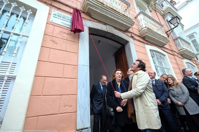 El alcalde de Cádiz descubre una placa homenaje a Pérez-Llorca en la casa dode nació