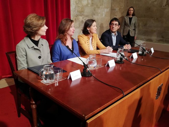 La secretria d'Estat de Turisme, Bel Oliver, la presidenta del Govern, Francina Armengol, la ministra de Turisme, Reyes Maroto, i el conseller de Turisme, Iago Negueruela, en la signatura del conveino per la fallida de Thomas Cook.