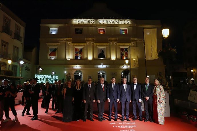 Foto de familia en la inauguración del Festival de Cine de Málaga