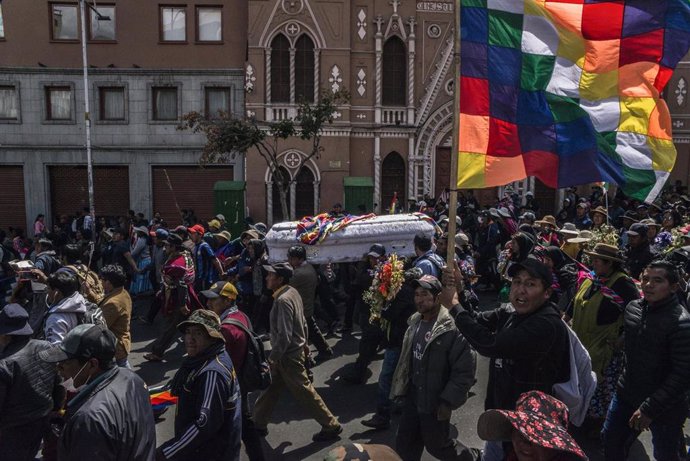 Partidarios de Morales marchan por La Paz con el féretro de uno de los fallecidos en Senkata