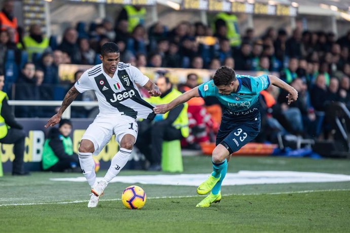 Douglas Costa pugna con Hateboer en el Atalanta-Juventus de la Serie A 2018-19