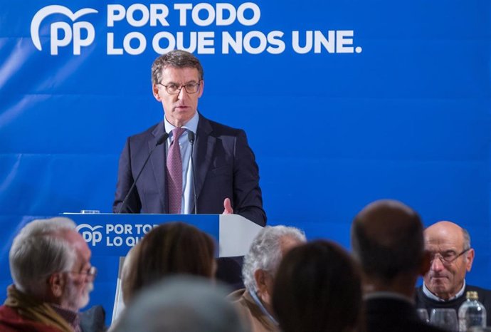 El líder del PPdeG, Alberto Núñez Feijóo, interviene en el mitín en Santiago de Compostela