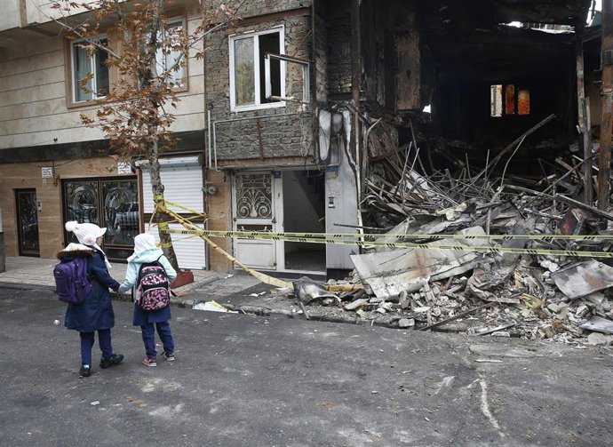 Un banco incendiado tdurante las protestas en Teherán