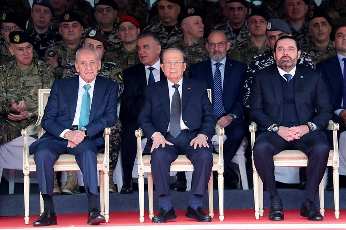 El presidente del Parlamento de Líbano, Nabih Berri (i); el presidente de Líbano, Michel Aoun (c); y el primer ministro en funciones del país, Saad Hariri (d)