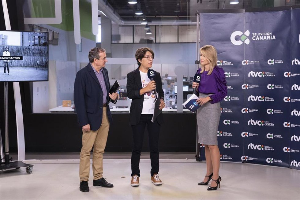 El administrador único de RTVC, Francisco Moreno, y la viceconsejera de Igualdad del Gobierno de Canariuas, Sylvia Jaén