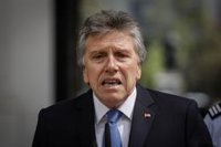 El ministro de Defensa de Chile sale en defensa de las FFAA: "No hay derecho a que se les calumnie"