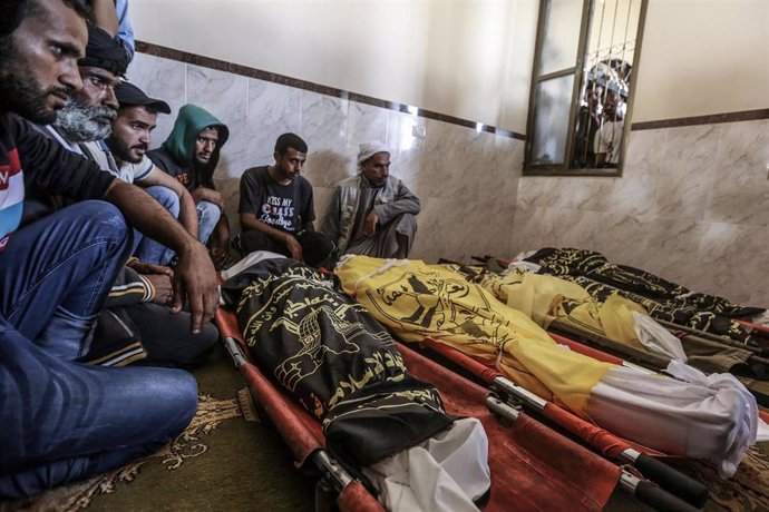 Luto por los miembros de una familia palestina muerta en un bombardeo del Ejército de Israel contra la Franja de Gaza