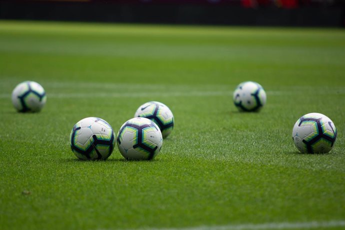 Pilotes de futbol en un camp.