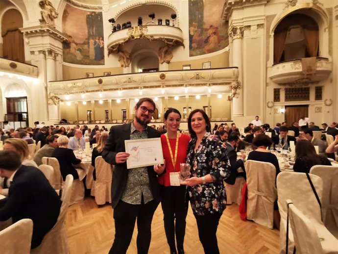 La vicealcaldesa y consejera municipal de Cultura y Proyección Exterior, Sara Fernández, recoge en Praga, el premio EUROCITIES  a Harinera ZGZ