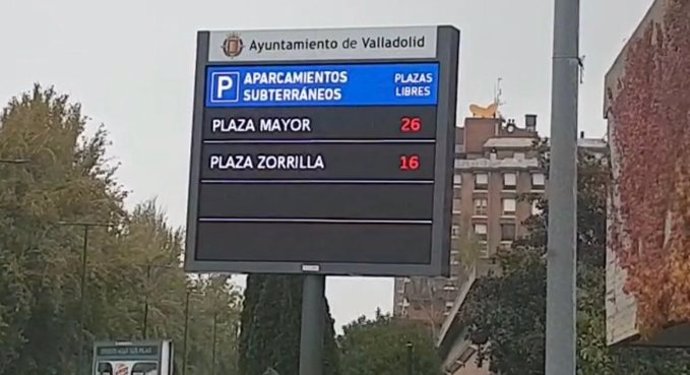 Panel informativo con datos de los aparcamientos subterráneos de Valladolid.
