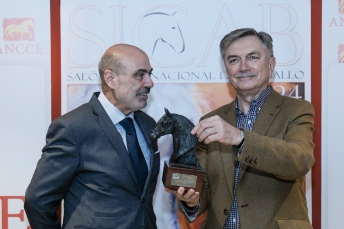 El embajador de Rusia en España, Yuri Korchagin, (a la derecha de la imagen) a su llegada a Sicab 2019, junto al presidente de Ancce, José Juan Morales.