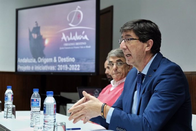 El vicepresidente de la Junta de Andalucía y consejero de Turismo, Regeneración, Justicia y Administración Local, Juan Marín, presenta el proyecto 'Origen y Destino' en Sabrosa.