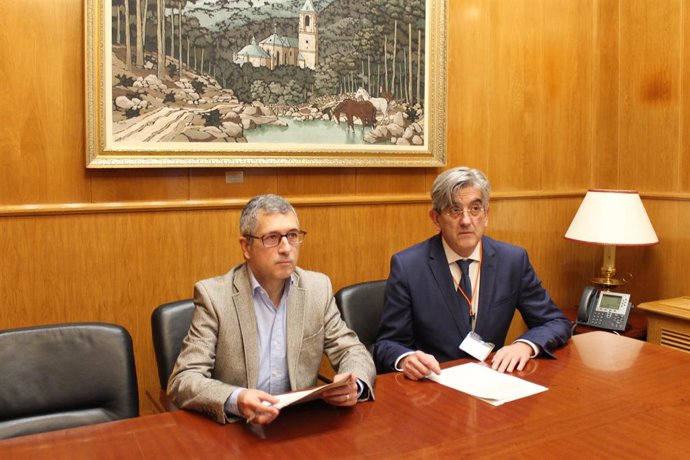 El secretario de Estado de Medio Ambiente, Hugo Morán, y el gerente del Consorcio de Transportes de Madrid,m Luis Martínez Palencia, firman un acuerdo para facilitar el transporte en la COP25.