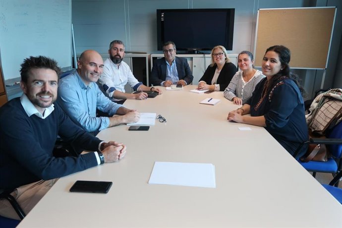 El director general de Planificació, Ordenació i Centres, Antoni Morante, amb els representants de la  Plataforma Maioris de Llucmajor.