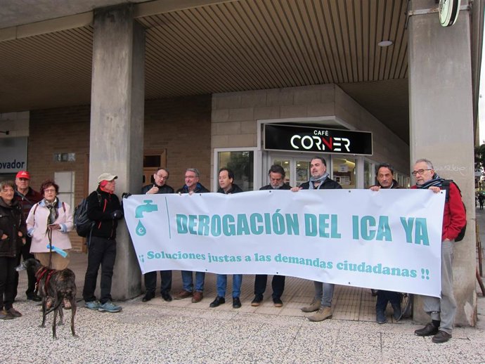 Representantes de la RAPA en la concentración realizada este jueves ante el Palacio de la Aljafería, sede de las Cortes de Aragón