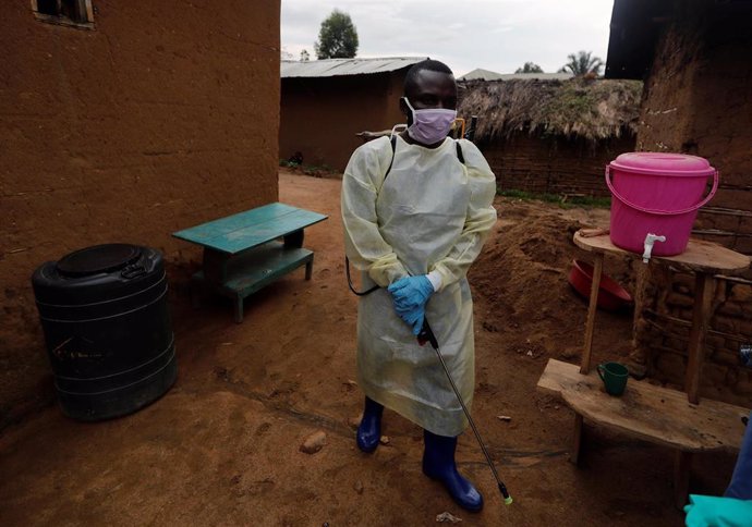 Un trabajador sanitario trabajando en las labores de descontaminación del hogar de una persona afectada por ébola en la República Democrática del Congo