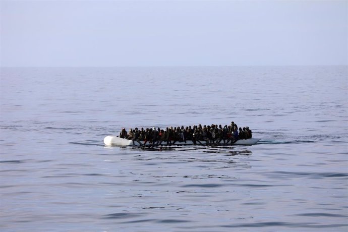 Migrantes en un bote son rescatados por guardacostas libios en el mar Mediterráneo, frente a las costas de Libia, el 15 de enero de 2018