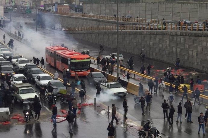 Protesta en Irán contra el aumento de los precios del combustible