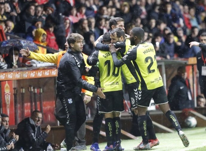 Los jugadores del CD Tenerife celebran un gol ante el Sporting