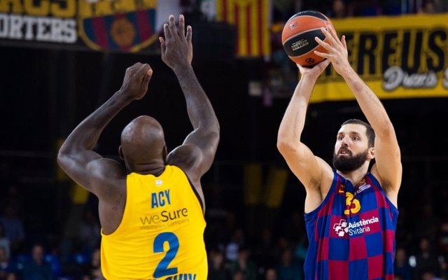Acción entre Acy y Nikola Mirotic durante el Barça - Maccabi de la jornada 10 de la Euroliga