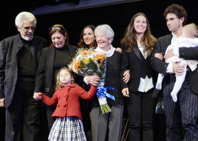 Asunción Balaguer con Teresa Rabal y su familia, homenaje 90 años