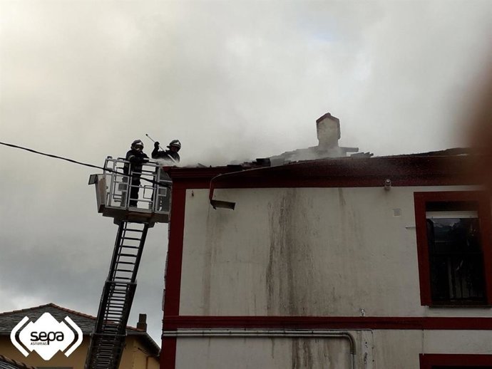 Incendio en Puerto de Vega (Navia).