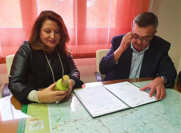 Crespo entrega a la cooperativa San Isidro Labrador una ayuda de casi 900.000 euros para modernizar su almazara