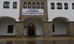Pancarta contra la violencia hacia la mujer en la Diputación de Cáceres
