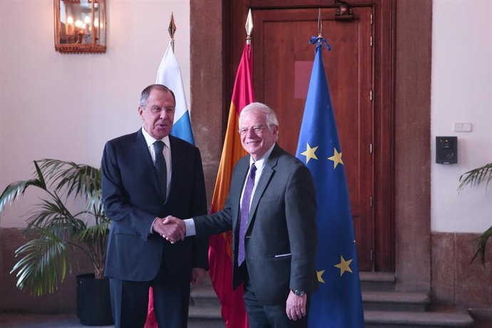 El ministro de Asuntos Exteriores, Unión Europea y Cooperación, Josep Borrell (D), se reúne en el palacio de Santa Cruz de Madrid con el ministro de Asuntos Exteriores de Rusia, Sergei Lavrov.  