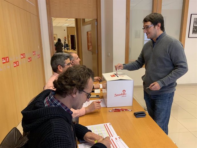 El conseller de Modelo Económico, Turismo y Trabajo, Iago Negueruela, ha votado este sábado en Palma.