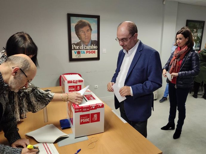 Javier Lambán vota este sábado en la consulta del PSOE en Ejea de los Caballeros.