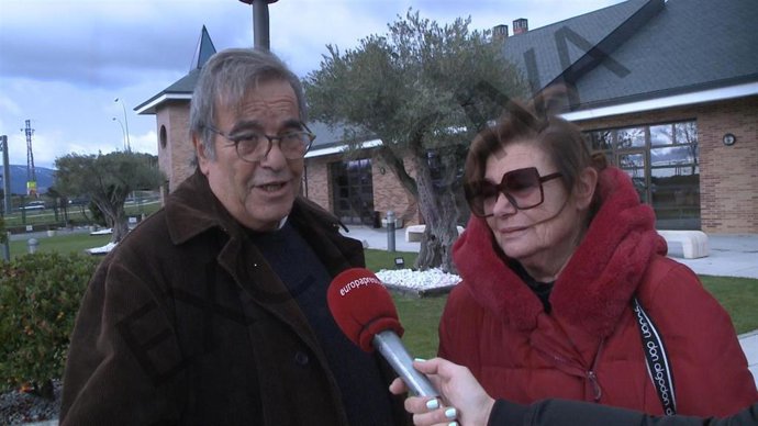 Los hijos de Asunción Balaguer llegan al tanatorio para velar el cuerpo de su madre