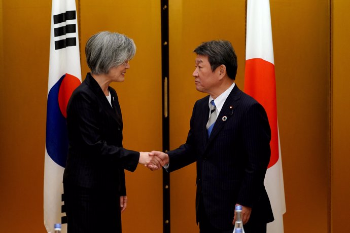 Los ministros de Exteriores de Corea del Sur, Kang Kyung Wha, y de Japón, Toshimitsu Motegi