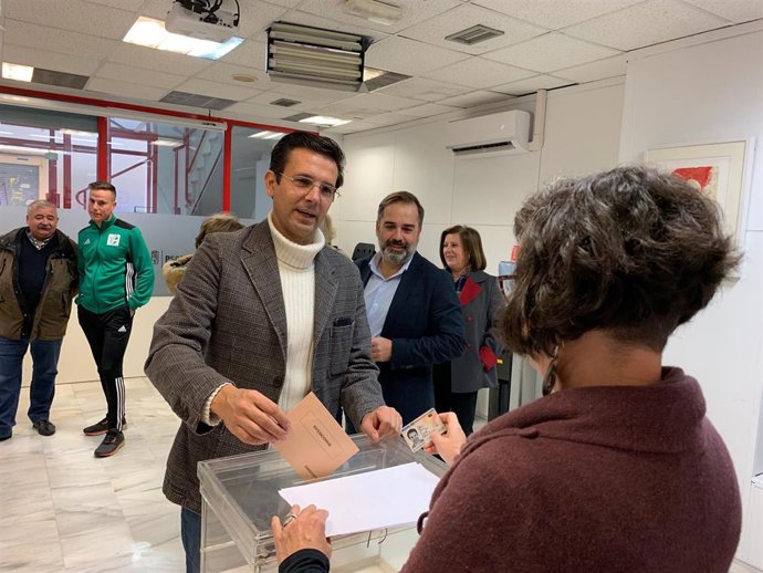 El secretario general del PSOE local de Granada, vota en la consulta sobre el pacto con Podemos