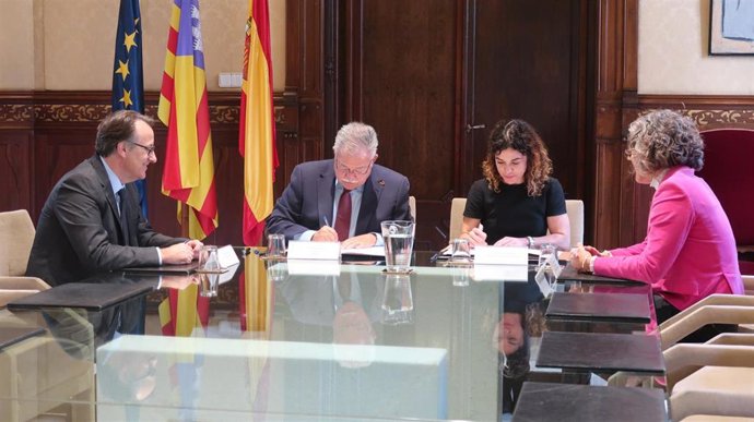La consellera de  Hacienda y Relaciones Exteriores, Rosario Sánchez, y el presidente de ISBA, Eduardo Soriano, han firmado el nuevo convenio.