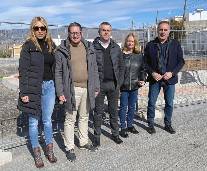 Socialistas visitan las obras de acceso a Abrucena