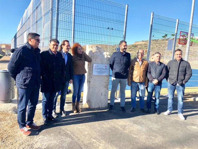 El portavoz de Ciudadanos en el Ayuntamiento de Almería, Miguel Cazorla, en la inauguración de las pistas polideportivas en Cuevas de los Medinas, a la que también acudido el concejal de esta formación, Rafael Burgos