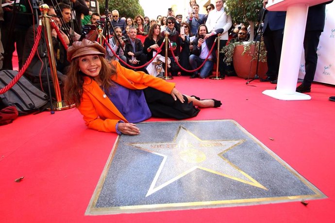 Victoria Abril posa junto a su estrella en el Paseo de la Fama de Almería