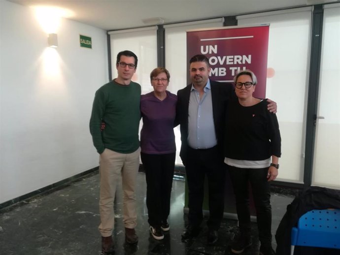 La diputada de Unidas Podemos en el Congreso, Antnia Jover, y la regidora de Justícia Social, Feminismo y LGTBI del Ayuntamiento de Palma, Sonia Vivas, junto al exteniente Luis Segura y Bruno da Silva.