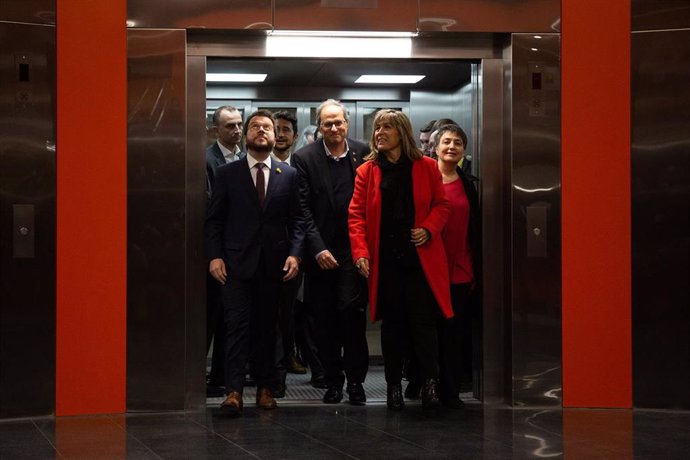 El pte.Generalitat Quim Torra, el vicepresidente Pere Aragons, el conseller Dami Calvet, la alcaldesa de L'Hospitalet Núria Marin, y la concejal de Movilidad de Barcelona Rosa Alarcón inauguran la parada Ciutat de la Justícia de la L10 Sud de Metro.