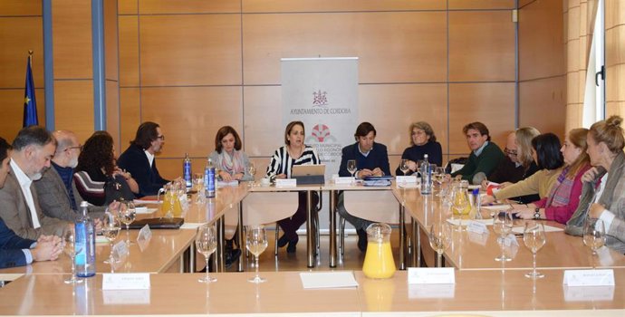 La presidenta del Instituto Municipal de Desarrollo Económico y Empleo de Córdoba (Imdeec), Blanca Torrent, ha mantenido un encuentro de trabajo con varias empresas de Córdoba
