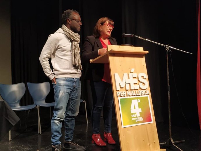 La coordinadora general de MÉS per Mallorca, Bel Busquets, y el co-coordinador de la formación, Guillem Balboa, en la segunda sesión de la IV Asamble del partido.